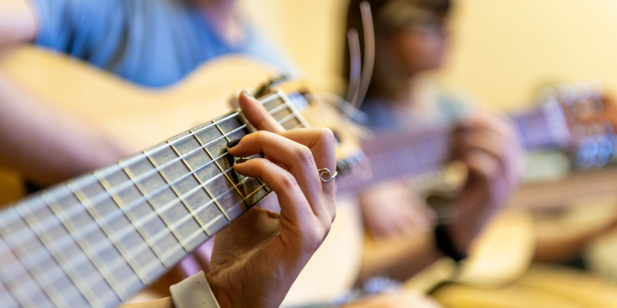 Möglichkeiten, Gitarre zu lernen: Klassisch, elektrisch oder per App